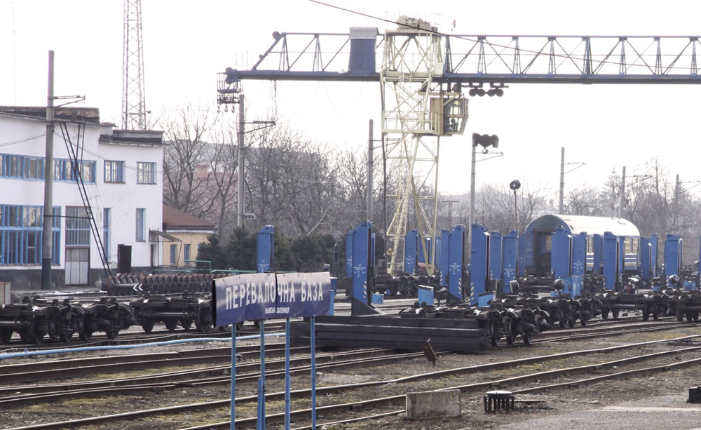 Cranes and equipment at railyard