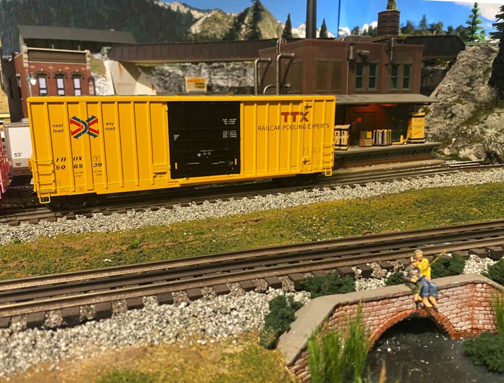 Atlas O High Cube boxcar at a loading dock