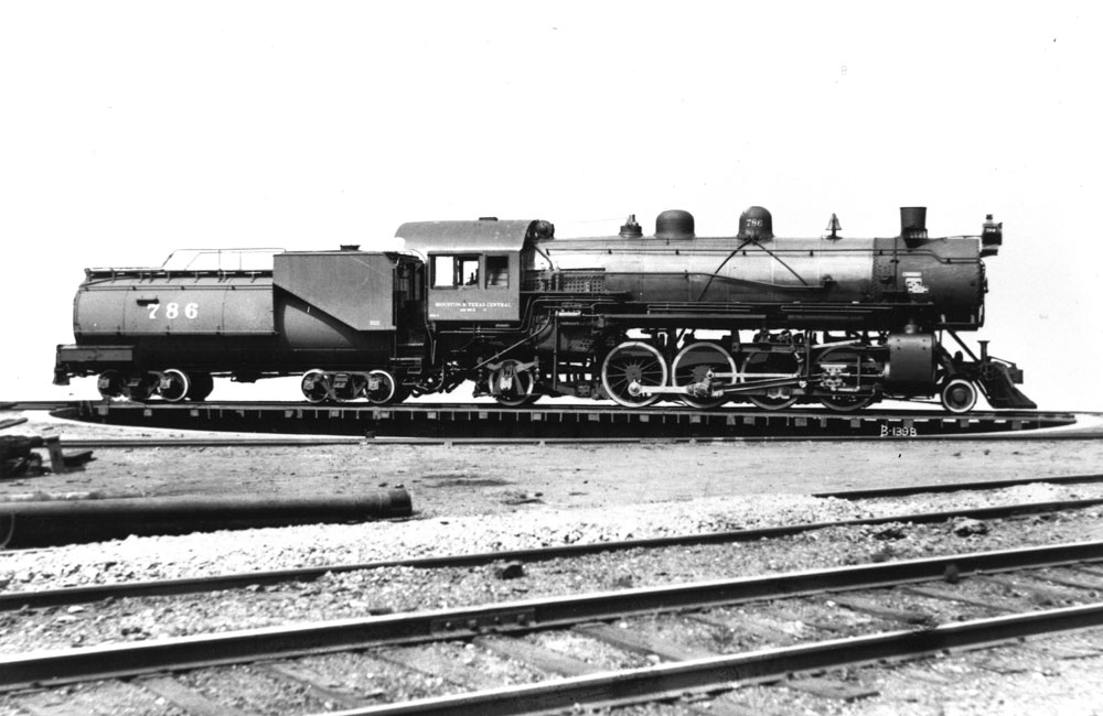 A Southern Pacific 2-8-2 Mikado steam locomotive with a Vanderbilt oil tender is seen in a 1916 builder’s photo