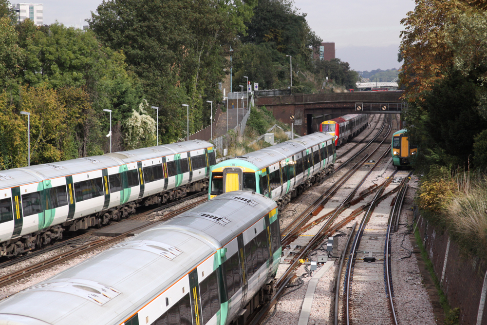 Five trains meet on five-track main line