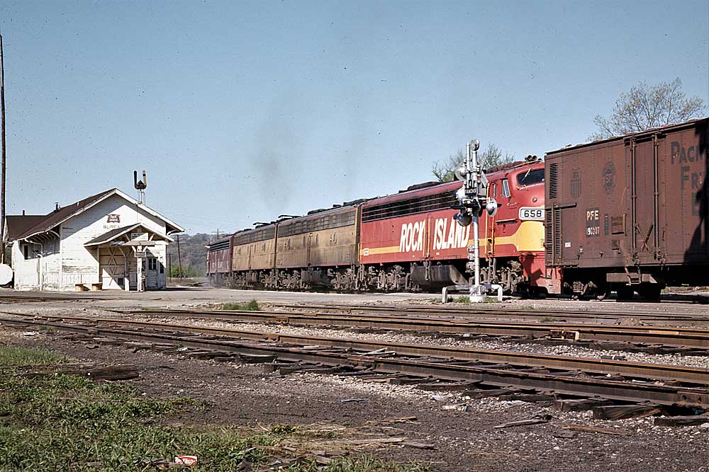 Streamlined diesel locomotives with refrigerated freight cars for Rock Island perishable traffic