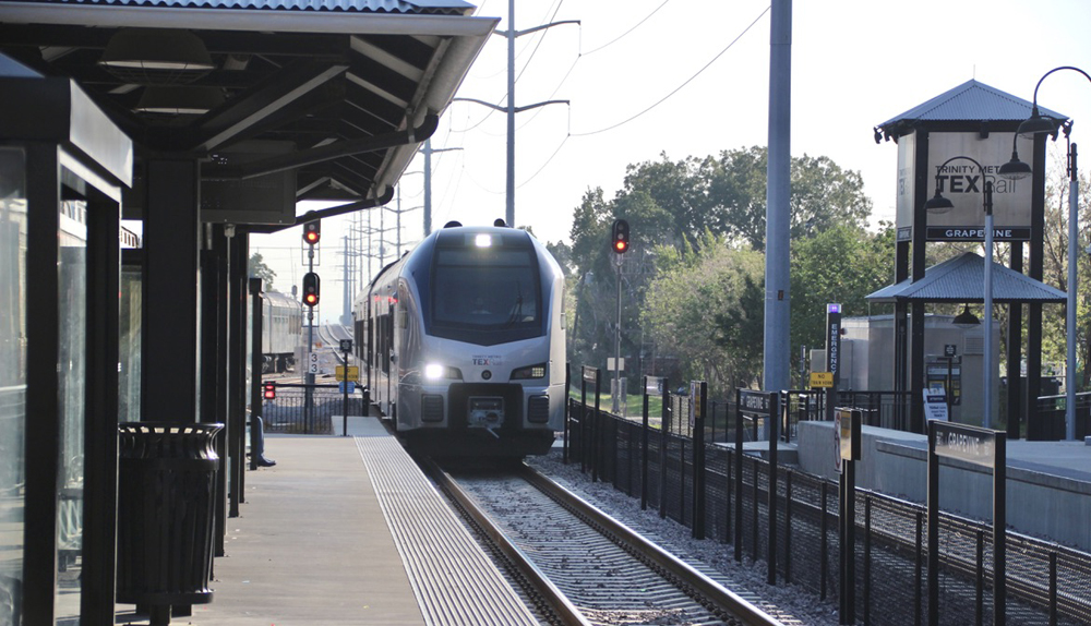 Diesel multiple-unit trainset approaches station