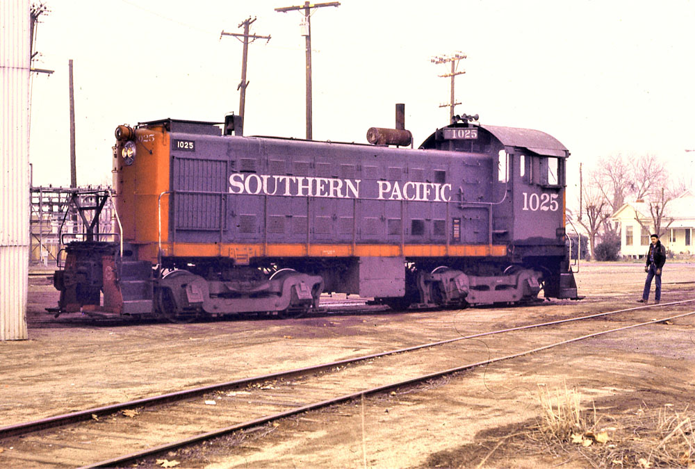 blue Southern Pacific engine