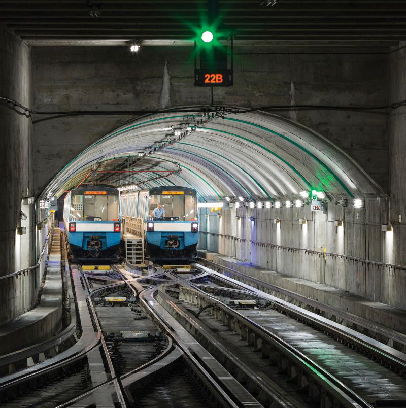 Two Montreal Metro trainsets meet in tunnel