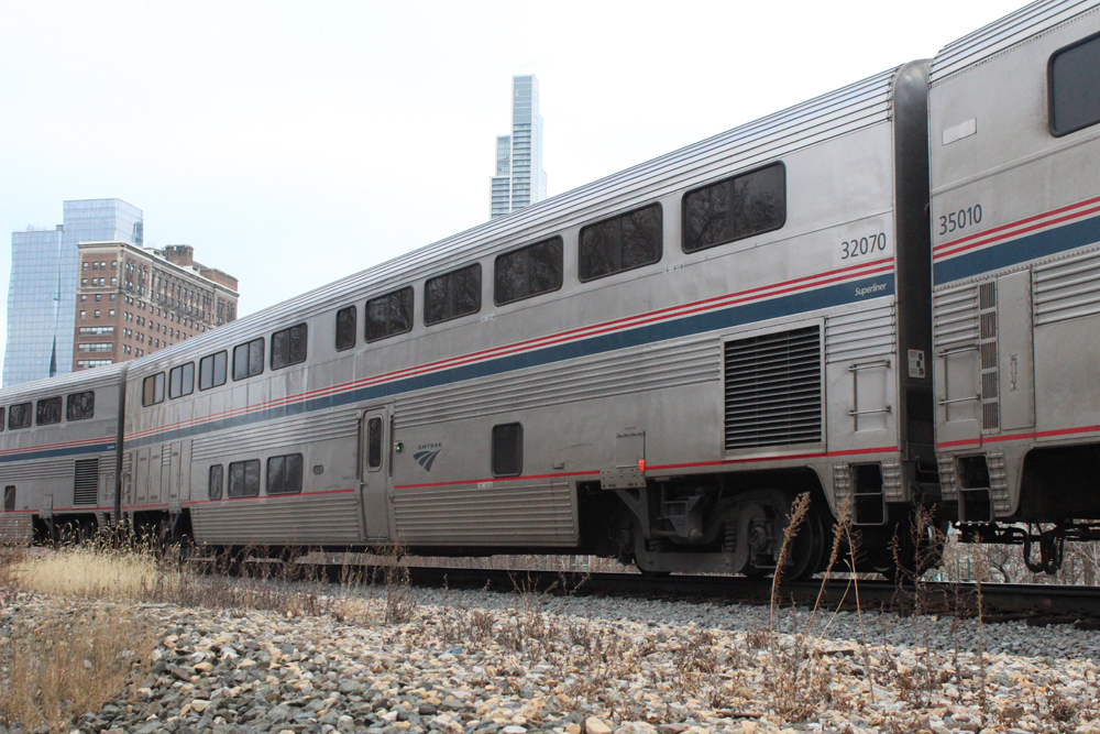 Bilevel passenger cars on curve