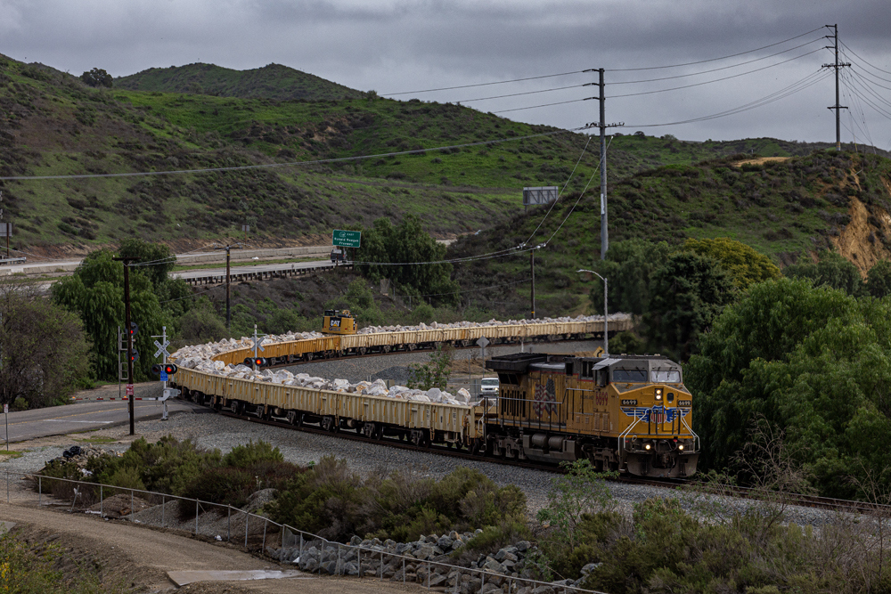 Union Pacific work train rounds curve