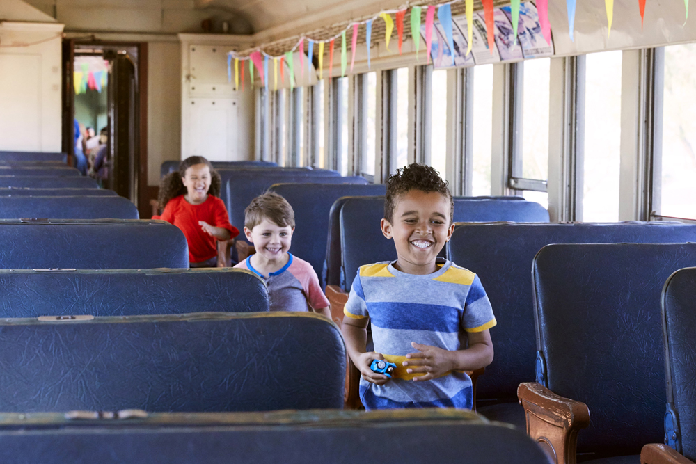 kids running through train