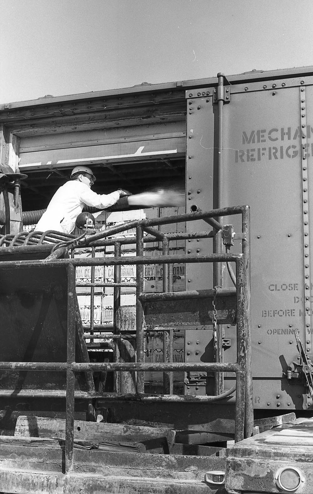 filling reefer with ice