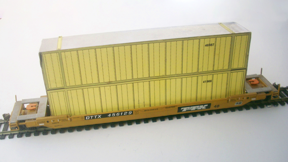 Photo of HO scale well car with two intermodal containers.