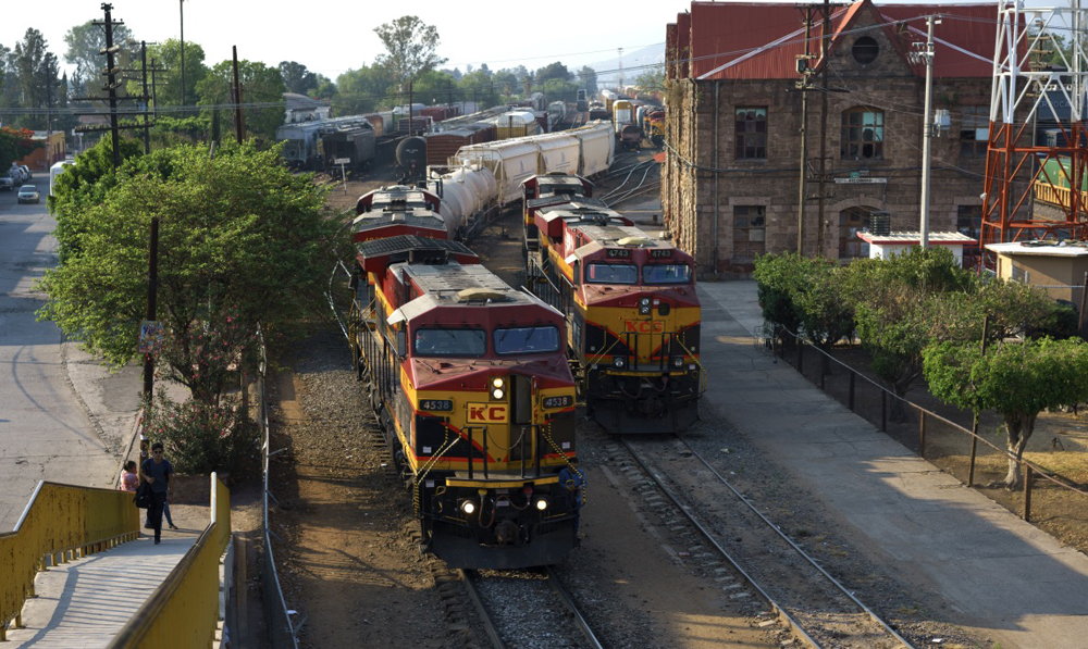 Un tren de carga pasa por una estación en México