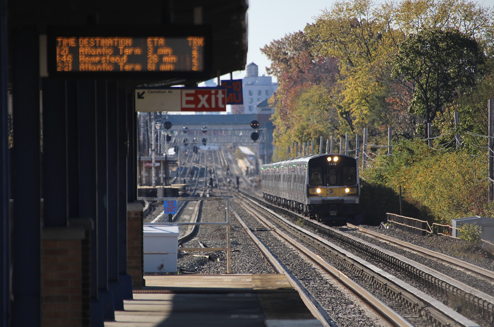 Electric multiple-unit trainset approaches station