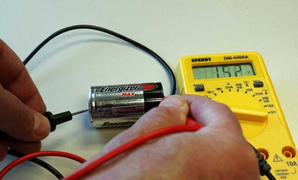 Testing a d cell battery with a multimeter