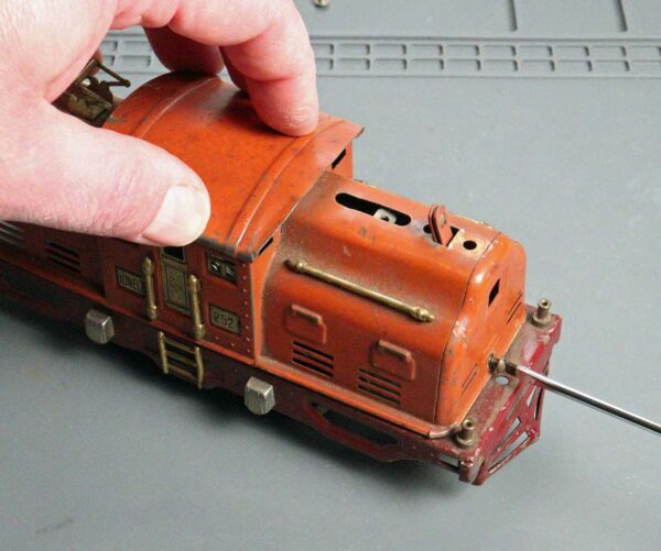 Removing the body shell from a Lionel 252