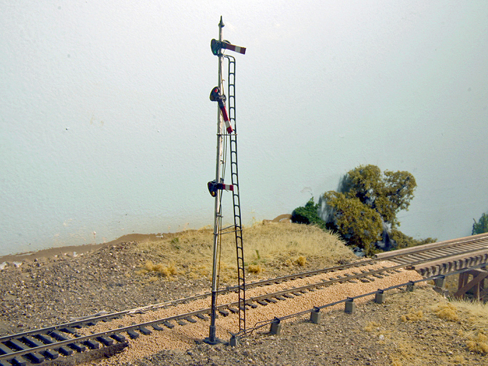 A three-bladed semaphore on a silver mast