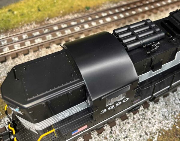 MTH Premier SD24 air tanks on roof