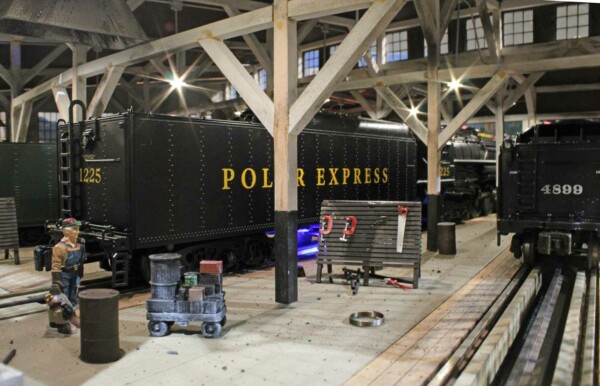 O gauge roundhouse scene interior