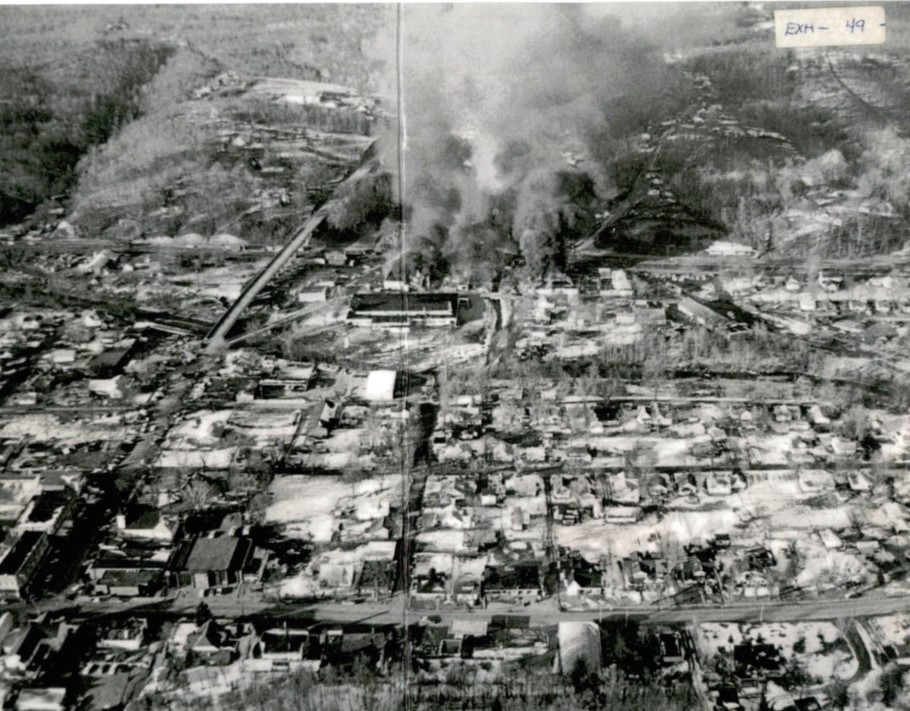 Smoke plume from burning town of Waverly, Tenn. Trains LIVE — Walk through fire