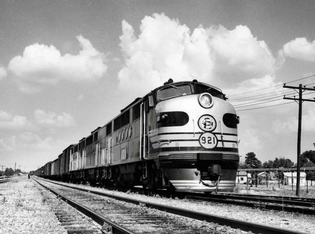 Streamlined diesel locomotive with Blue Streak Merchandise freight train