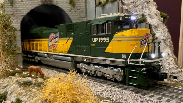 Lionel Union Pacific Heritage Fleet SD70ACe in Chicago North Western paint scheme