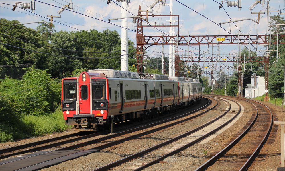 Electric multiple-unit trainset rounds curve