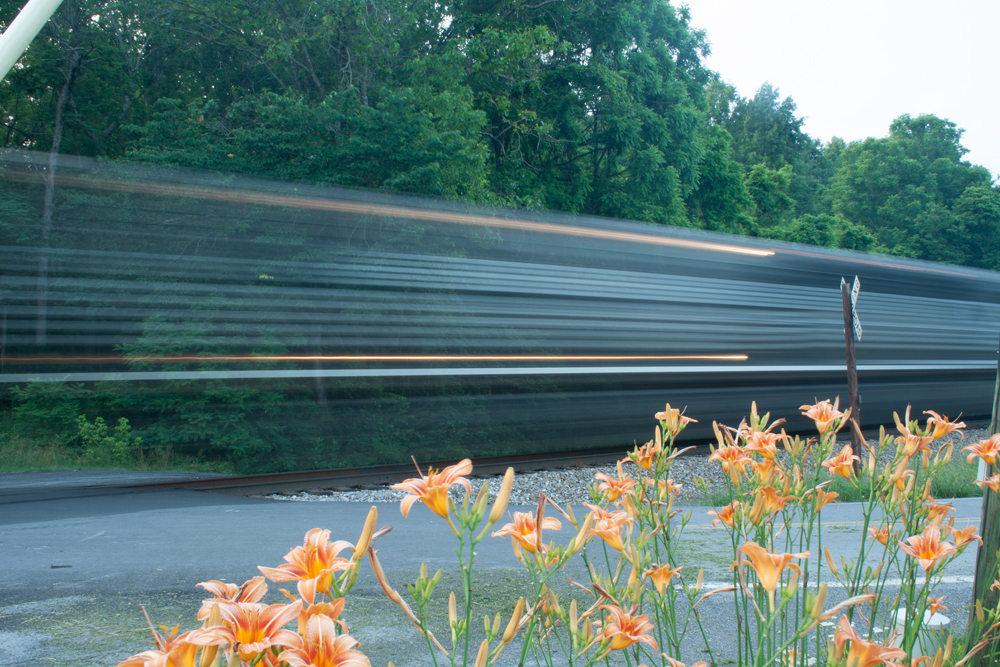 Five mind-blowing facts — Speed. Train moving so fast it's a blur
