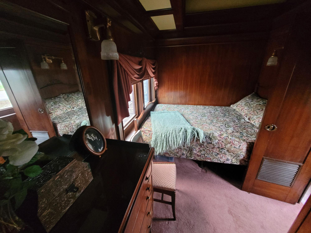 Second private-car bedroom with smaller bed.