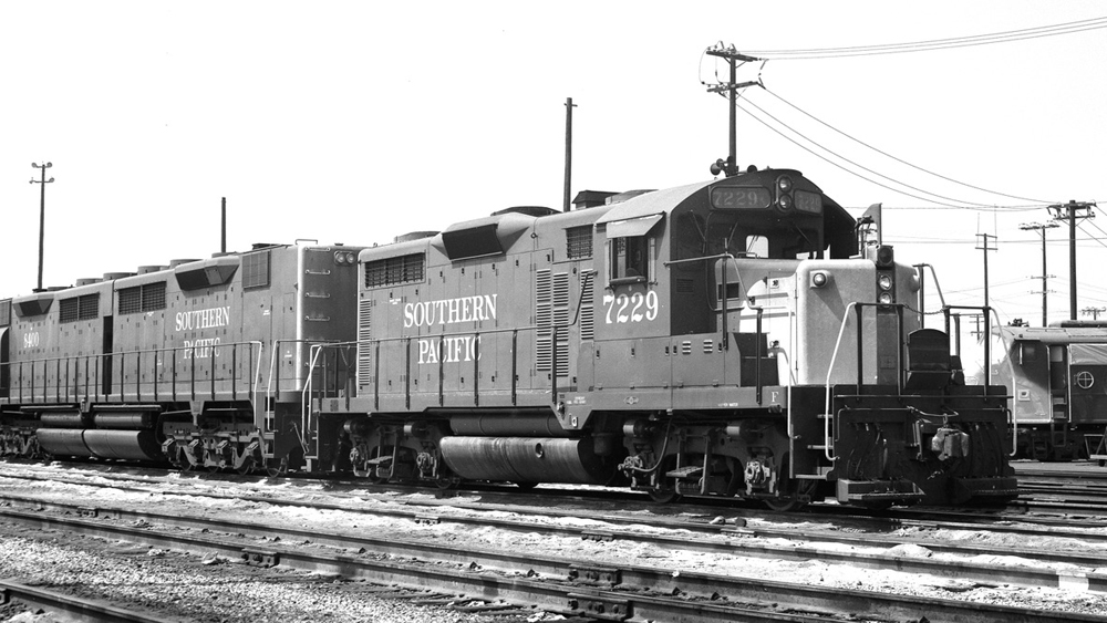 Disel locomotive with large B unit