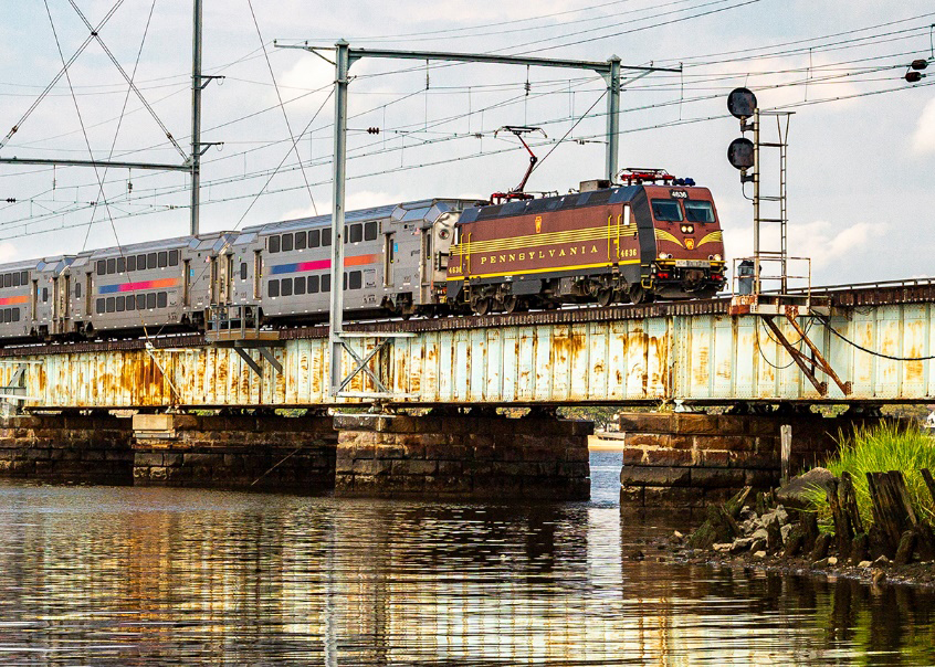 Commuter train with locomotive wrapped in Pennsylvania Railroad paint scheme