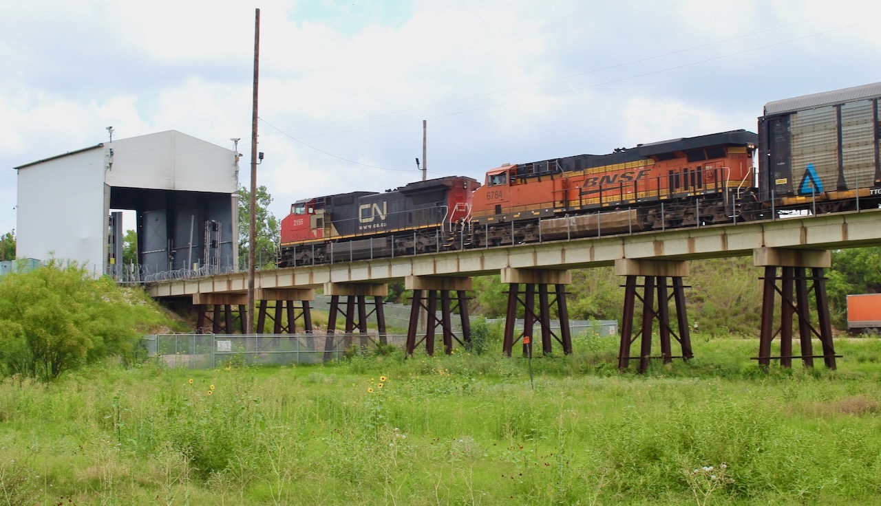 Dos cruces ferroviarios entre Estados Unidos y México en Texas cerrarán debido al aumento de migrantes