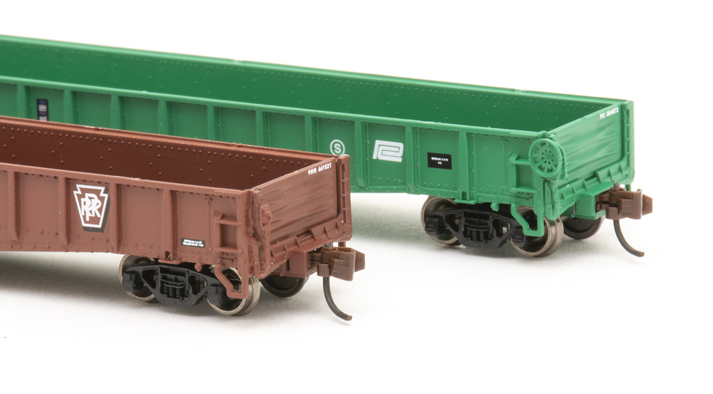 Color photo showing B end of two N scale gondolas.