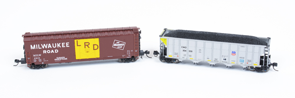 Color photo showing two N scale freight cars.