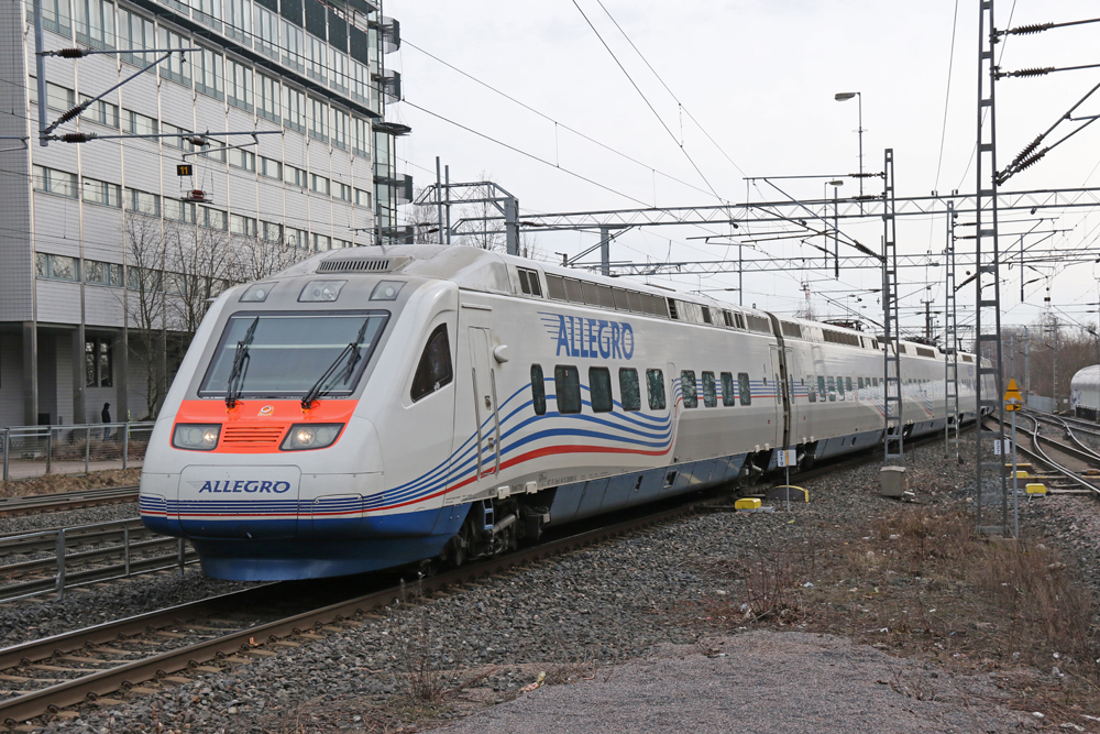 White and red EMU trainset with red and white striping on sides