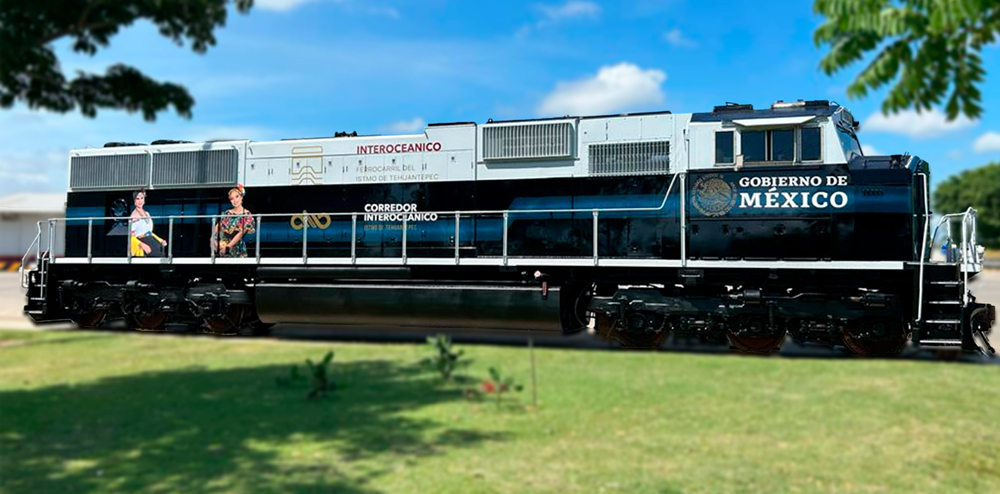 Locomotora azul oscuro y blanca con letras para el Corredor Interoceánico