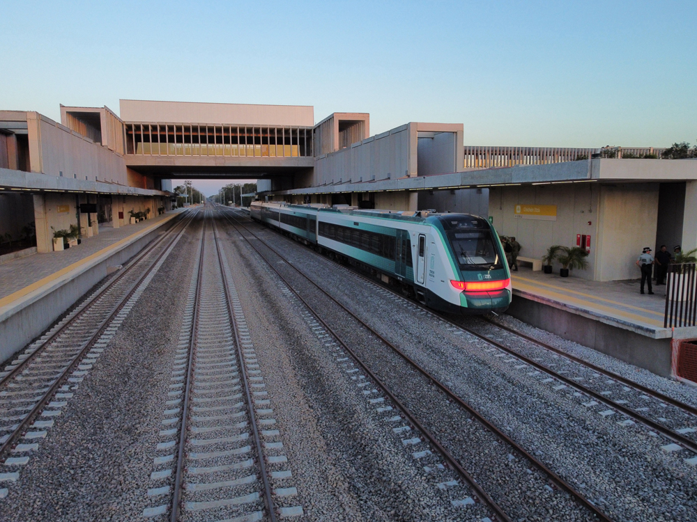 Diesel multiple-unit trainset passing through station