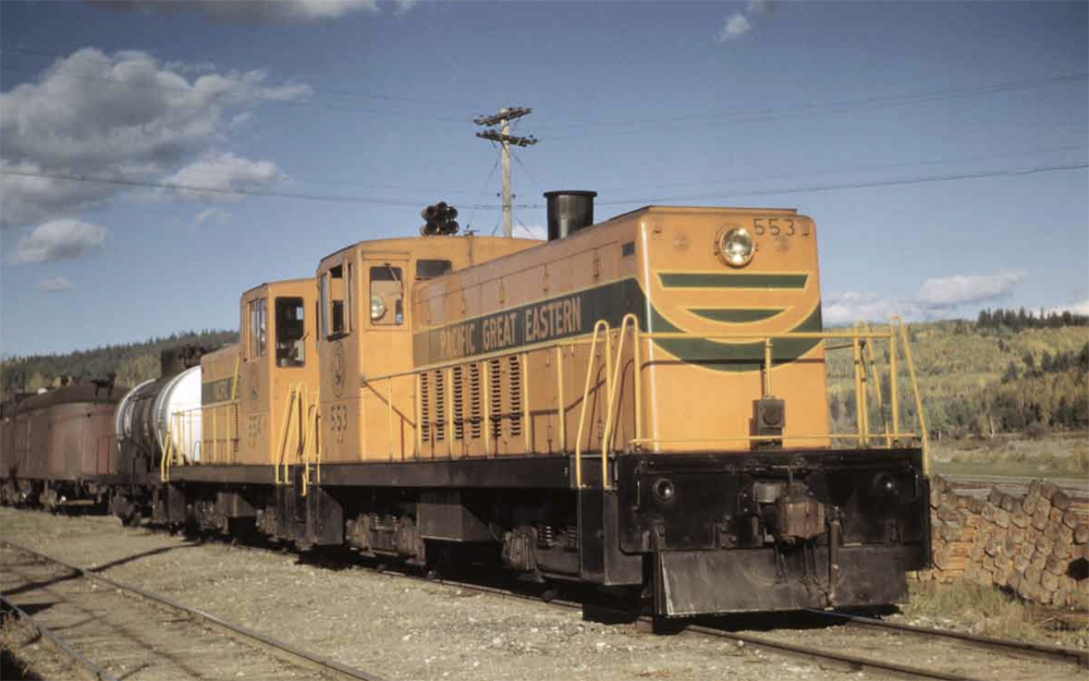 A diesel locomotive in a yellow paint scheme