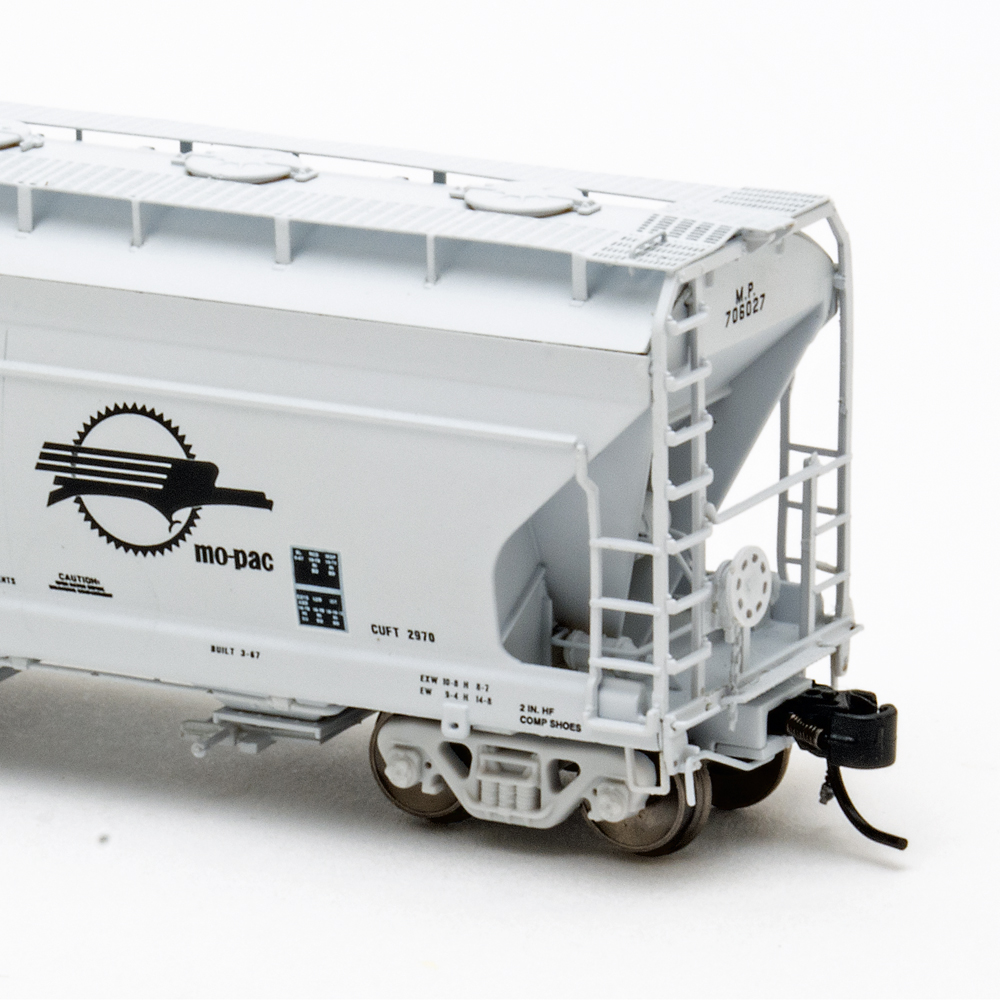 Color photo showing B end of N scale covered hopper painted gray with black graphics.