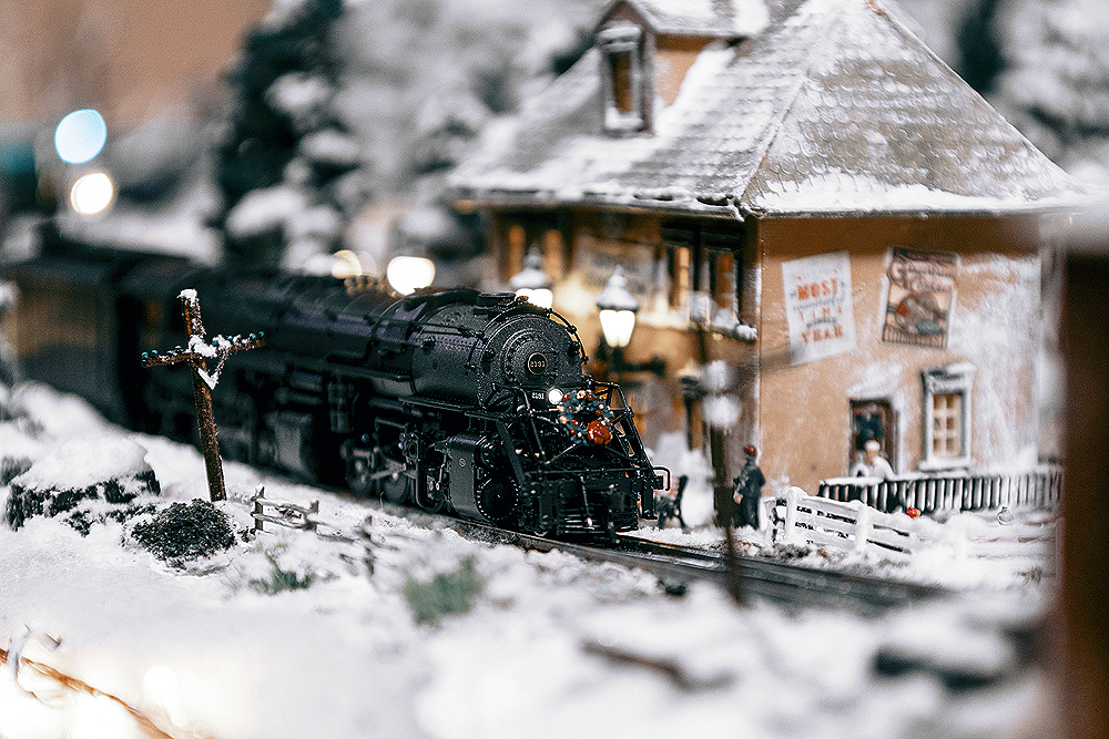An N scale Norfolk & Western steam locomotive in a snowy scene