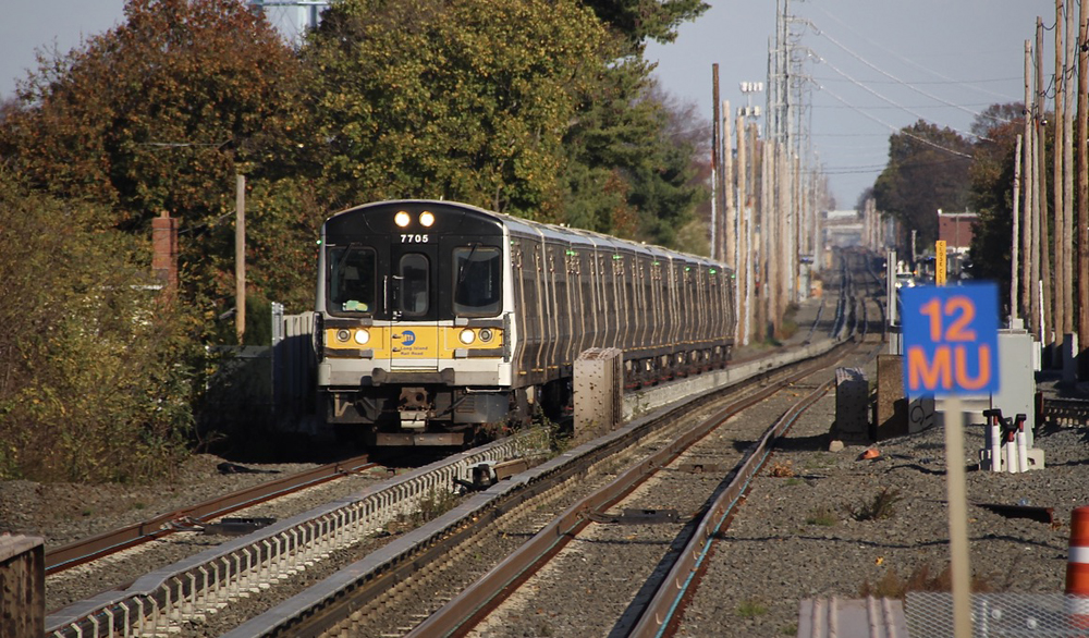 EMU trainset on three-track main line