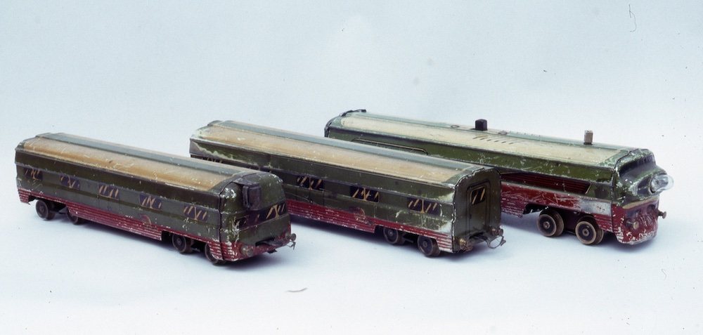 three tinplate model train cars; Toy trains in Argentina