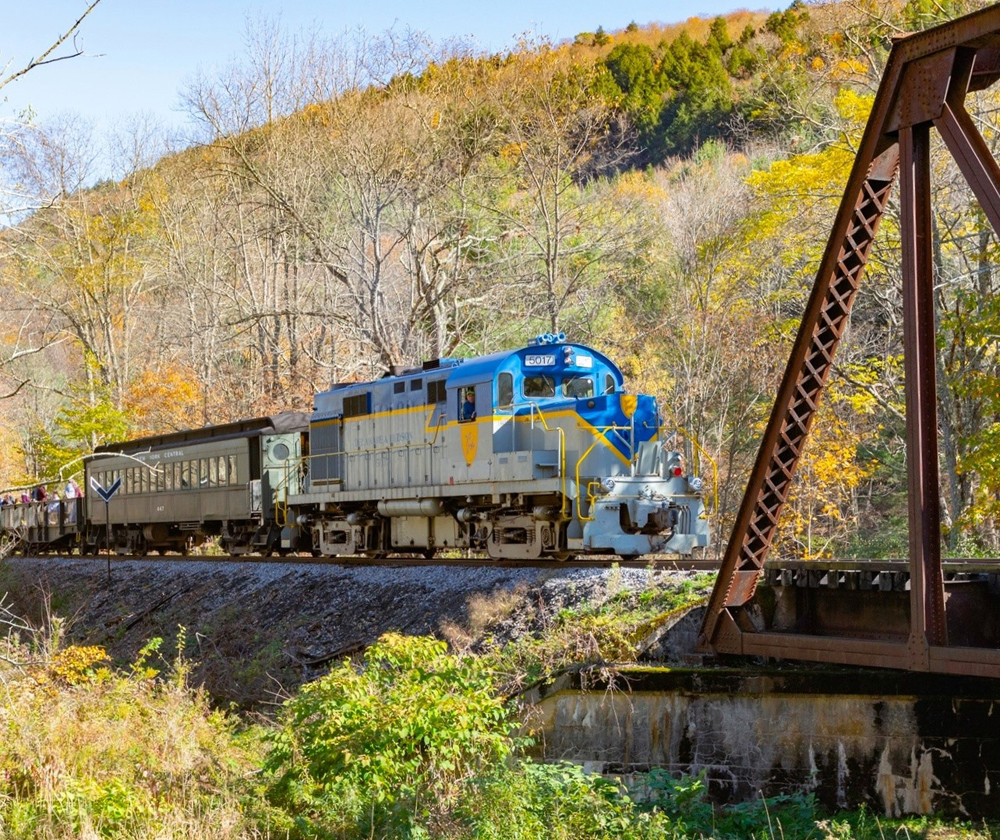 Alco locomotive with Delaware & Hudson paint scheme pulling tourist passenger train