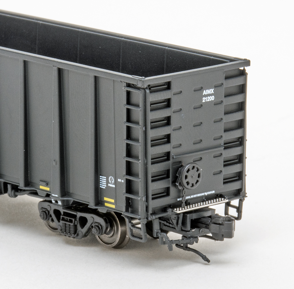 Color photo showing B end of N scale gondola.