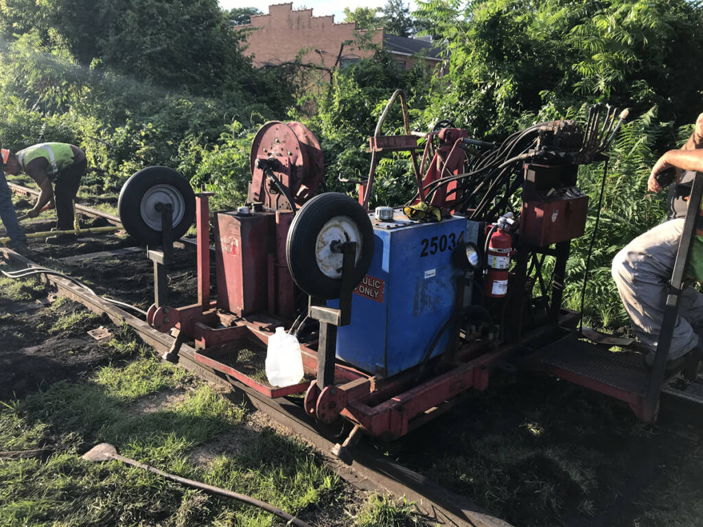 Small on-rail maintenance device