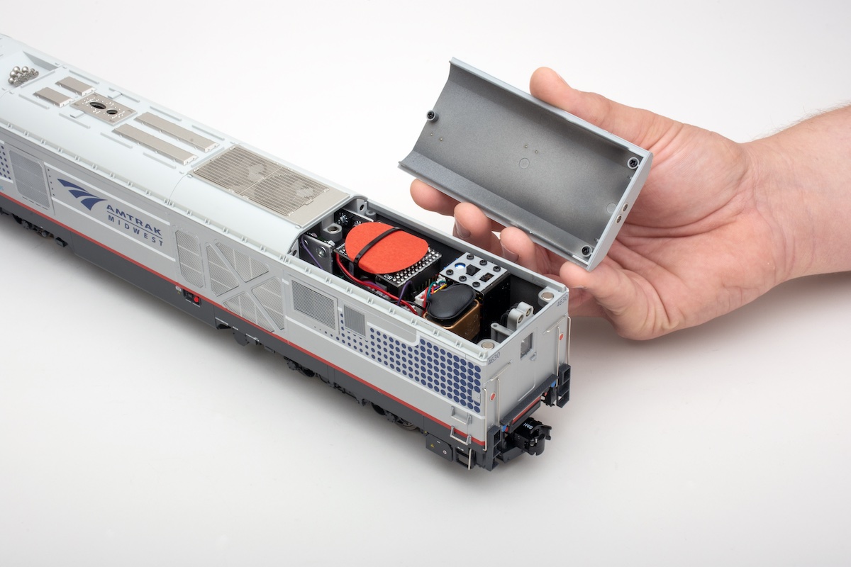 Hatch cover of O scale diesel locomotive model