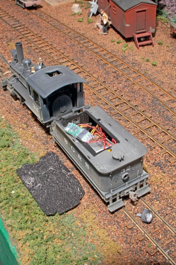 Rechargeable battery options for dead-rail locomotives