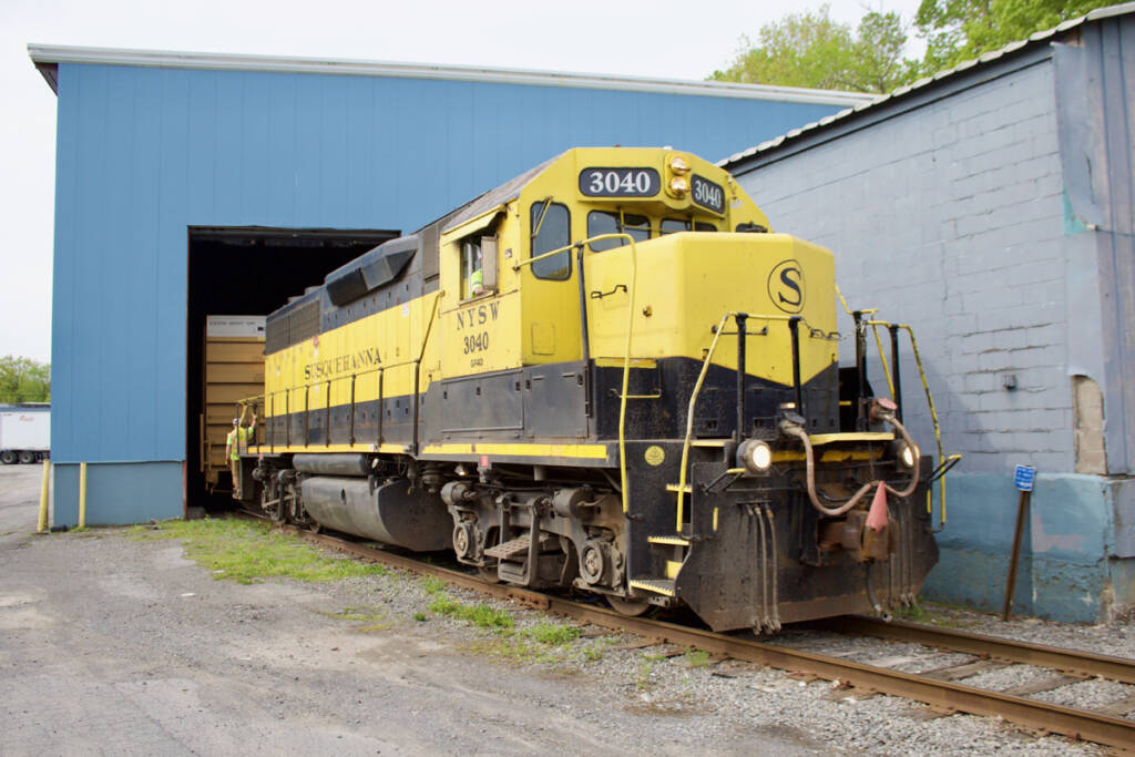 New York, Susquehanna & Western GP40 No. 3040 switches an industry in Utica, N.Y. Bill Stephens