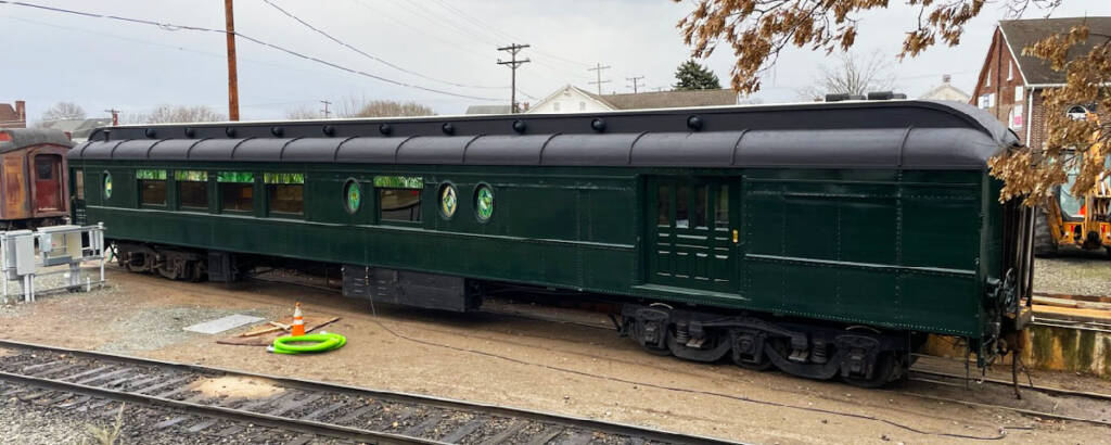 Green heavyweight combine car.